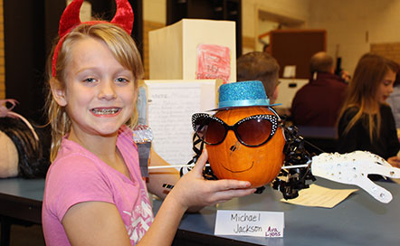 Students displays Michael Jackson pumpkin